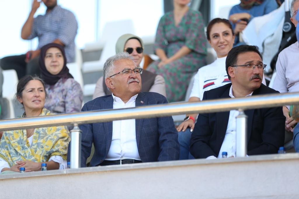 Vali Çiçek ve Başkan Büyükkılıç, Atlı Okçuluk Türkiye Şampiyonası’nı izledi