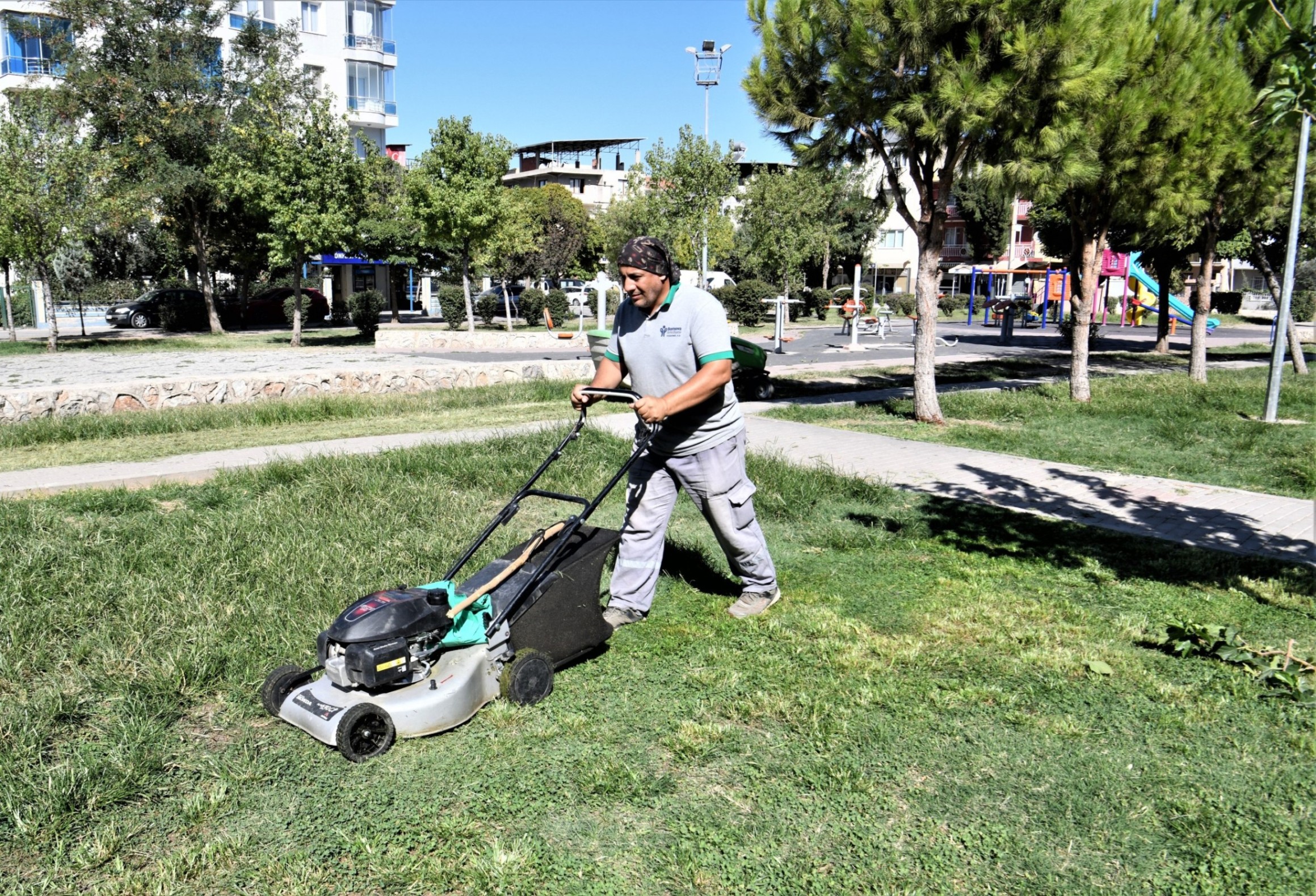 Bornova Belediyesi parklarda temizlik çalışmalarını sürdürüyor