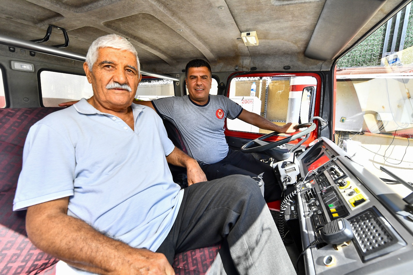 İzmir’de emekli itfaiyeciler genç meslektaşları ile buluştu