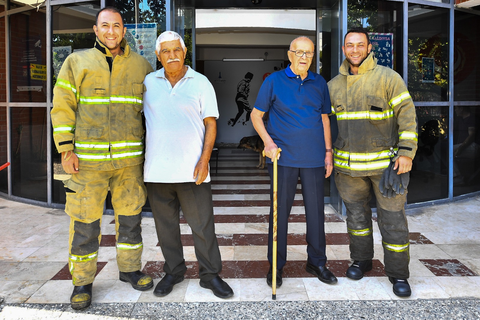 İzmir’de emekli itfaiyeciler genç meslektaşları ile buluştu