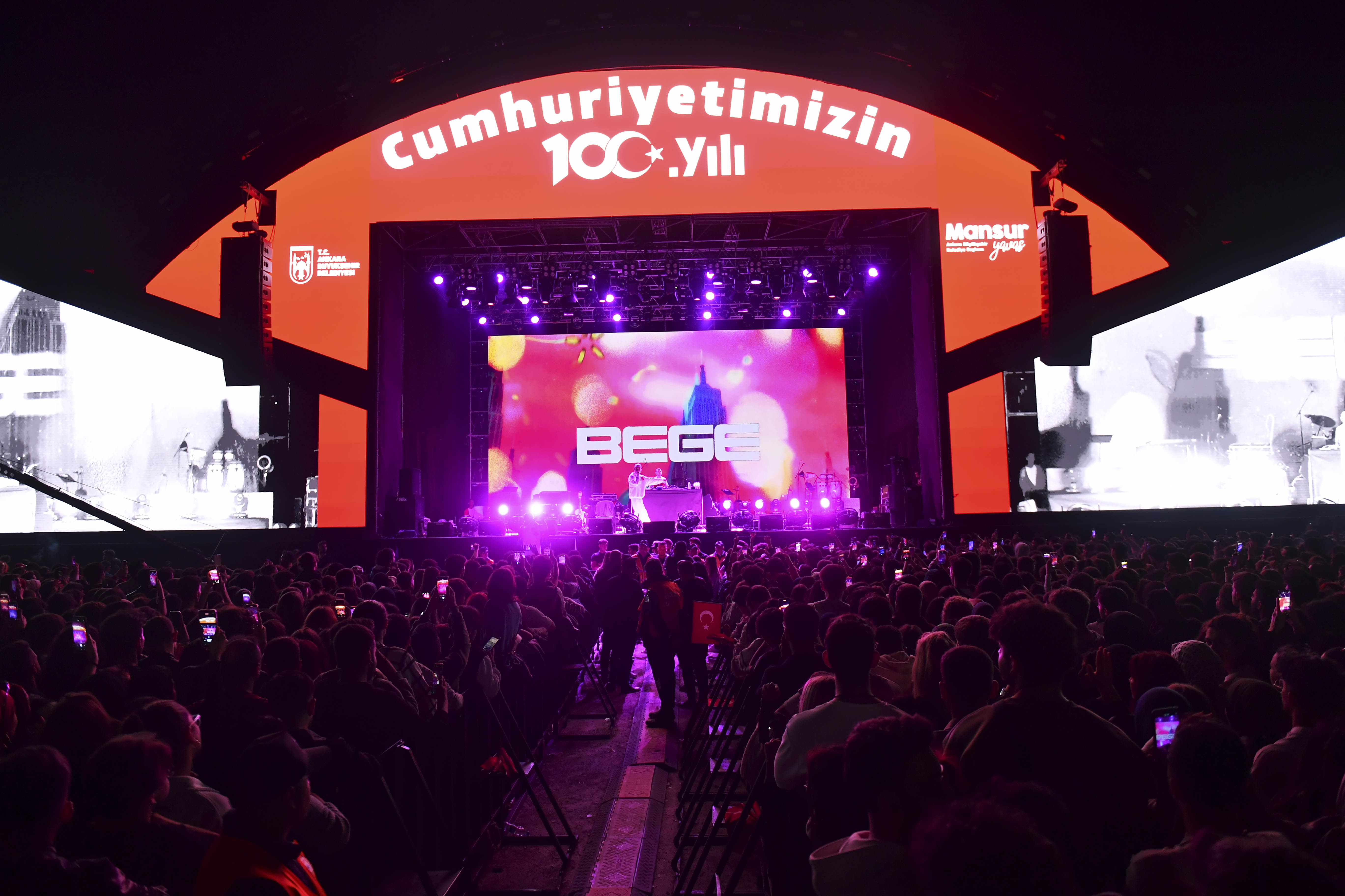 Hadise, Cumhuriyet’in 100. yılı kutlamaları kapsamında Ankara’da konser verdi