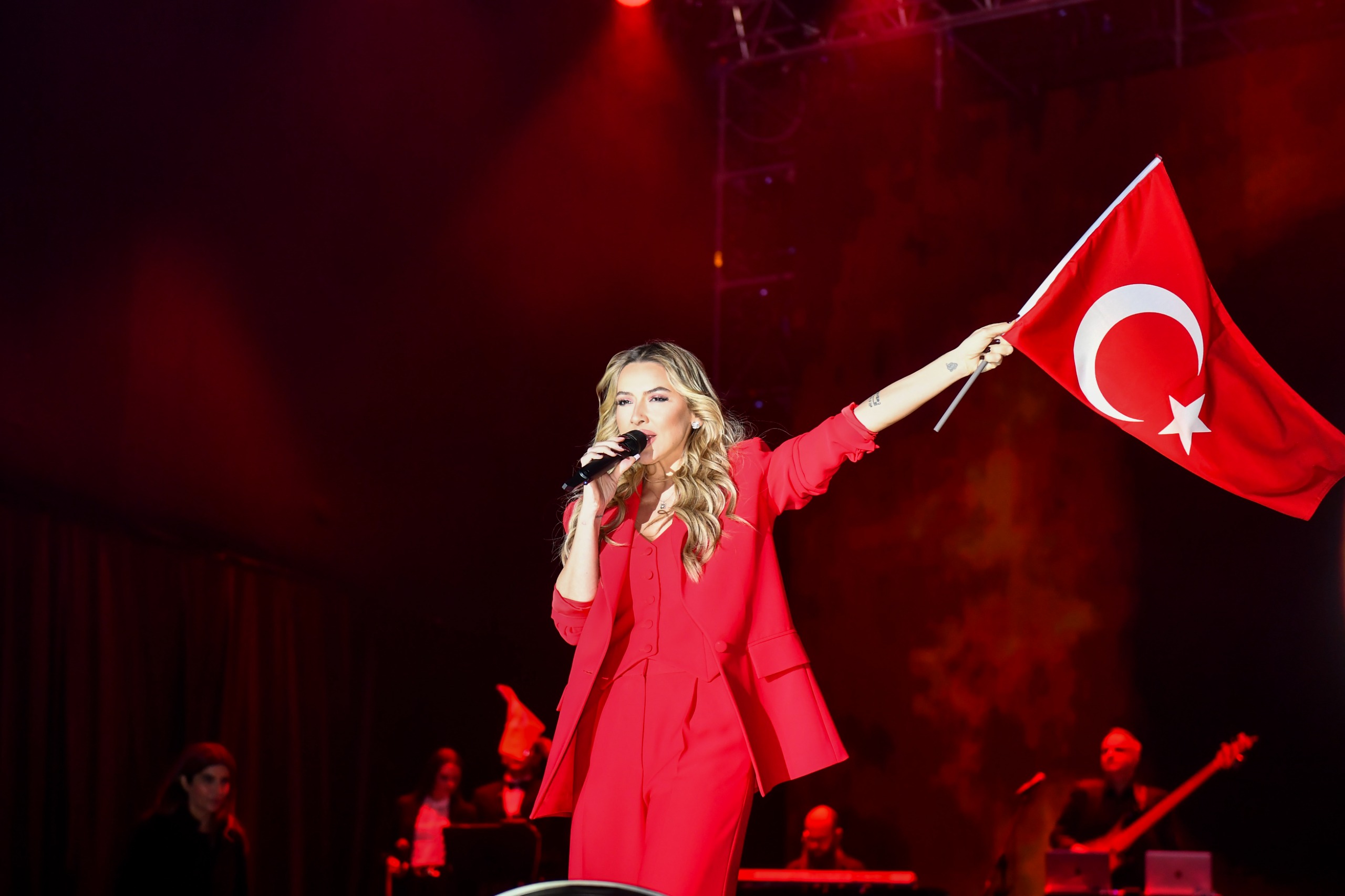 Hadise, Cumhuriyet’in 100. yılı kutlamaları kapsamında Ankara’da konser verdi