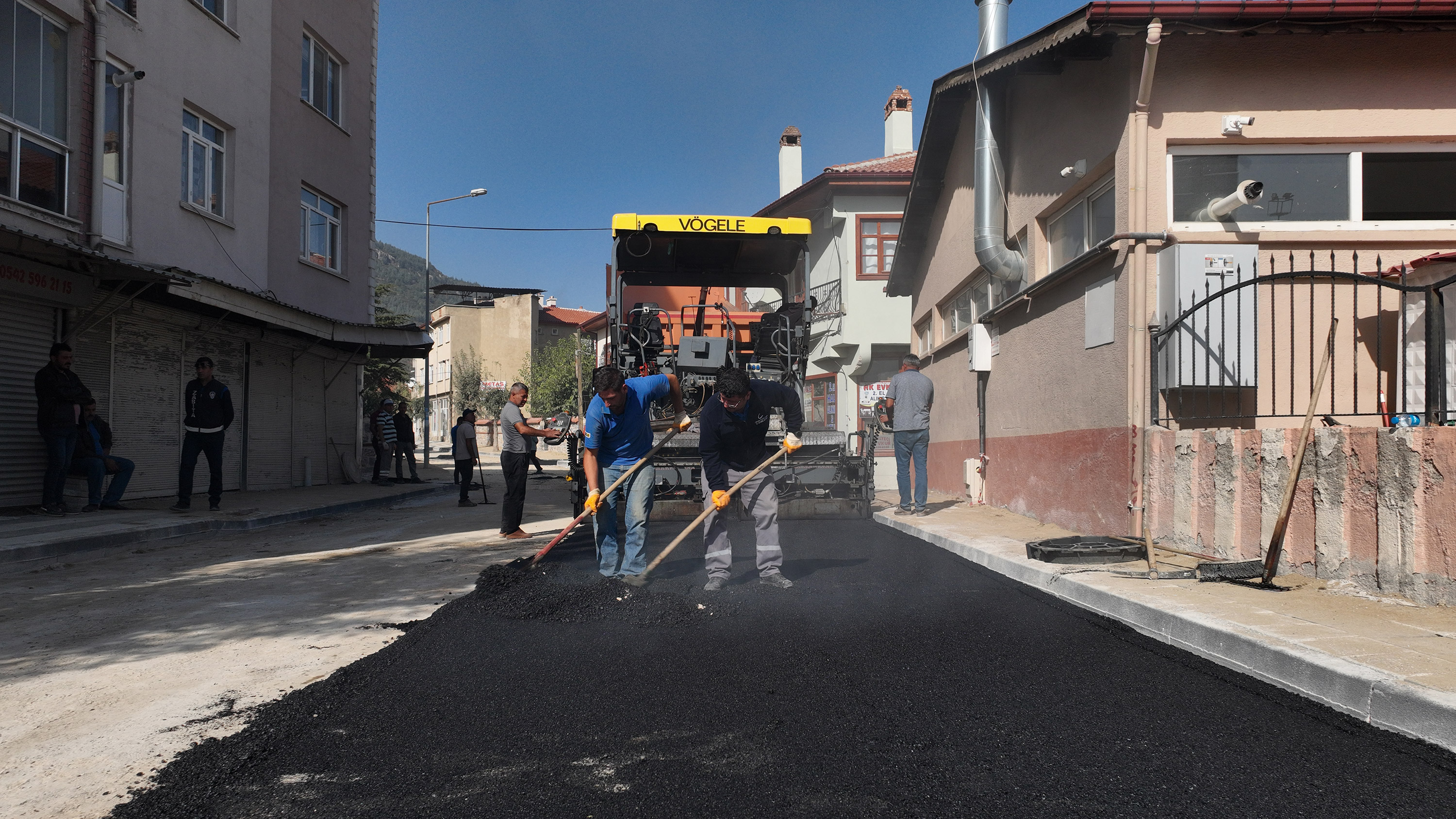 Başkan Altay: “Akşehir merkezdeki caddeleri sıcak asfaltla donatıyoruz”