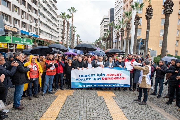 İzmir’de “Demokrasi Yürüyüşü” yapıldı