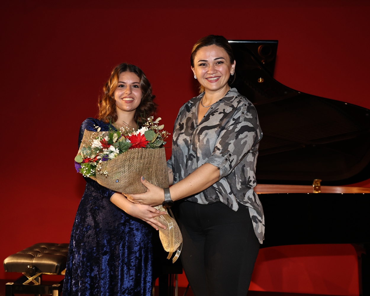Bursa’da ‘MEM Genç Sahne’ etkinliklerinde piyanist İdil Naz Alıcı sahne aldı