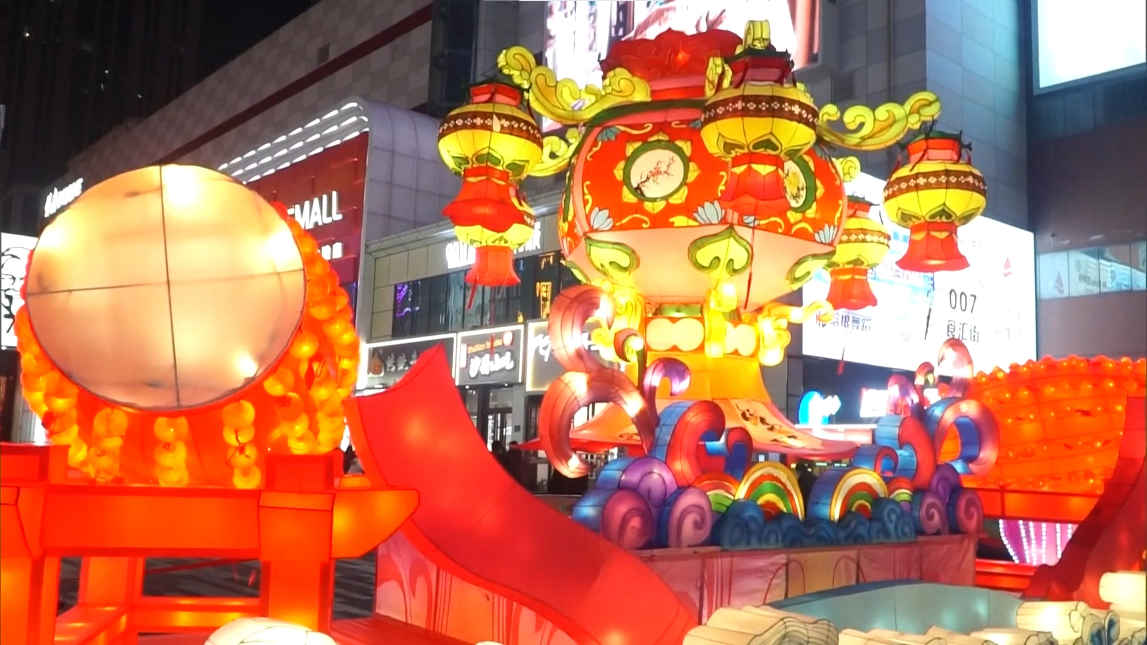 Çin’de yeni yıl tatilinin ilk günü renkli etkinliklere sahne oluyor