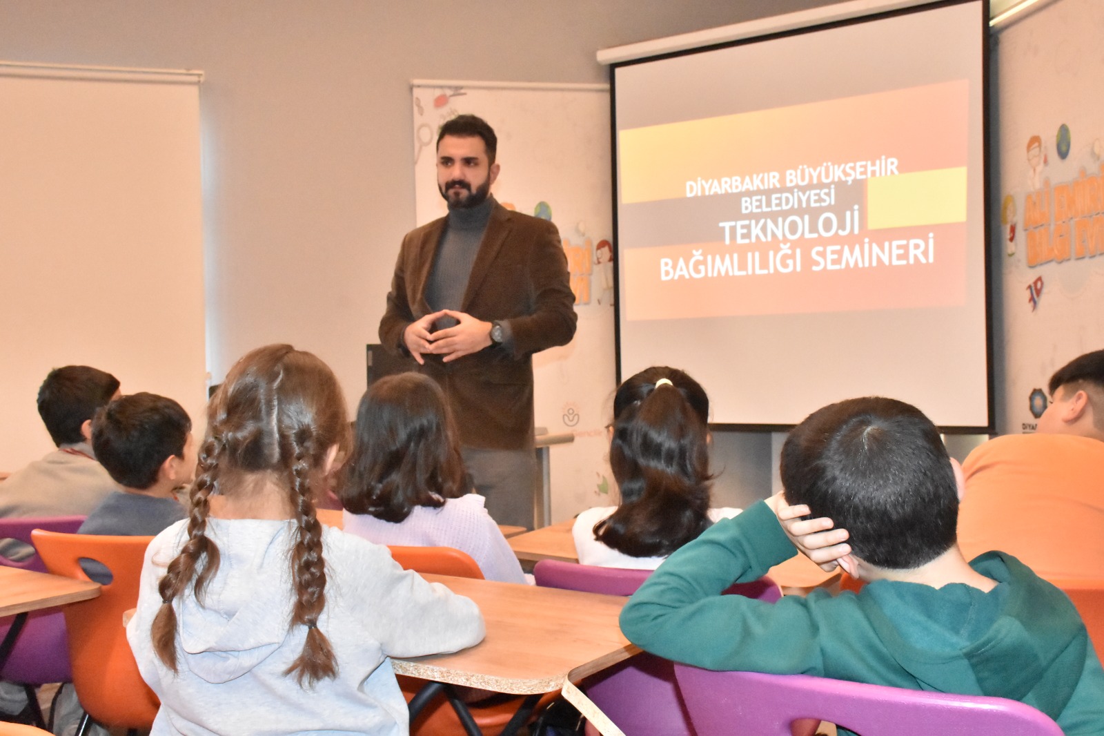 Diyarbakır’daki öğrencilere teknolojik bağımlılık semineri