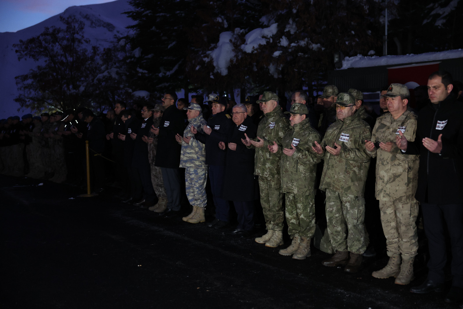 Bakan Güler ve beraberindeki komuta kademesi şehit askerlerin cenaze törenine katıldı