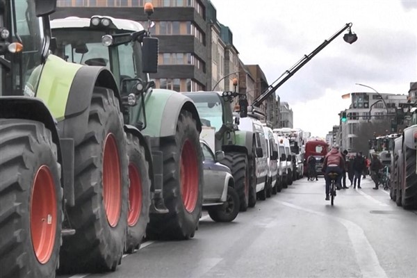 Almanya’da çiftçiler binlerce traktörle Berlin’de caddeyi trafiğe kapattı