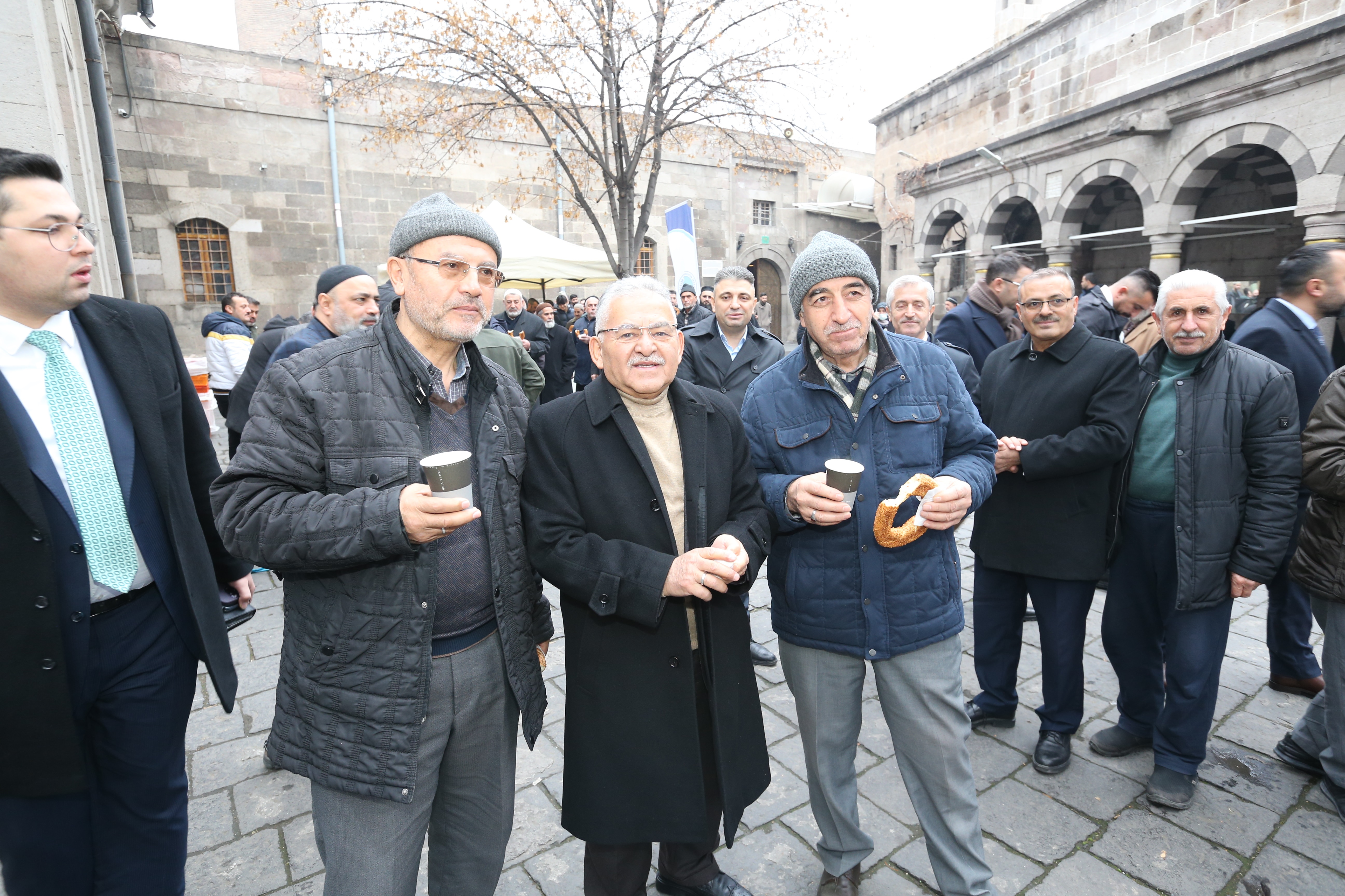 Başkan Büyükkılıç, vatandaşlara buluşarak çorba ve simit ikramında bulundu