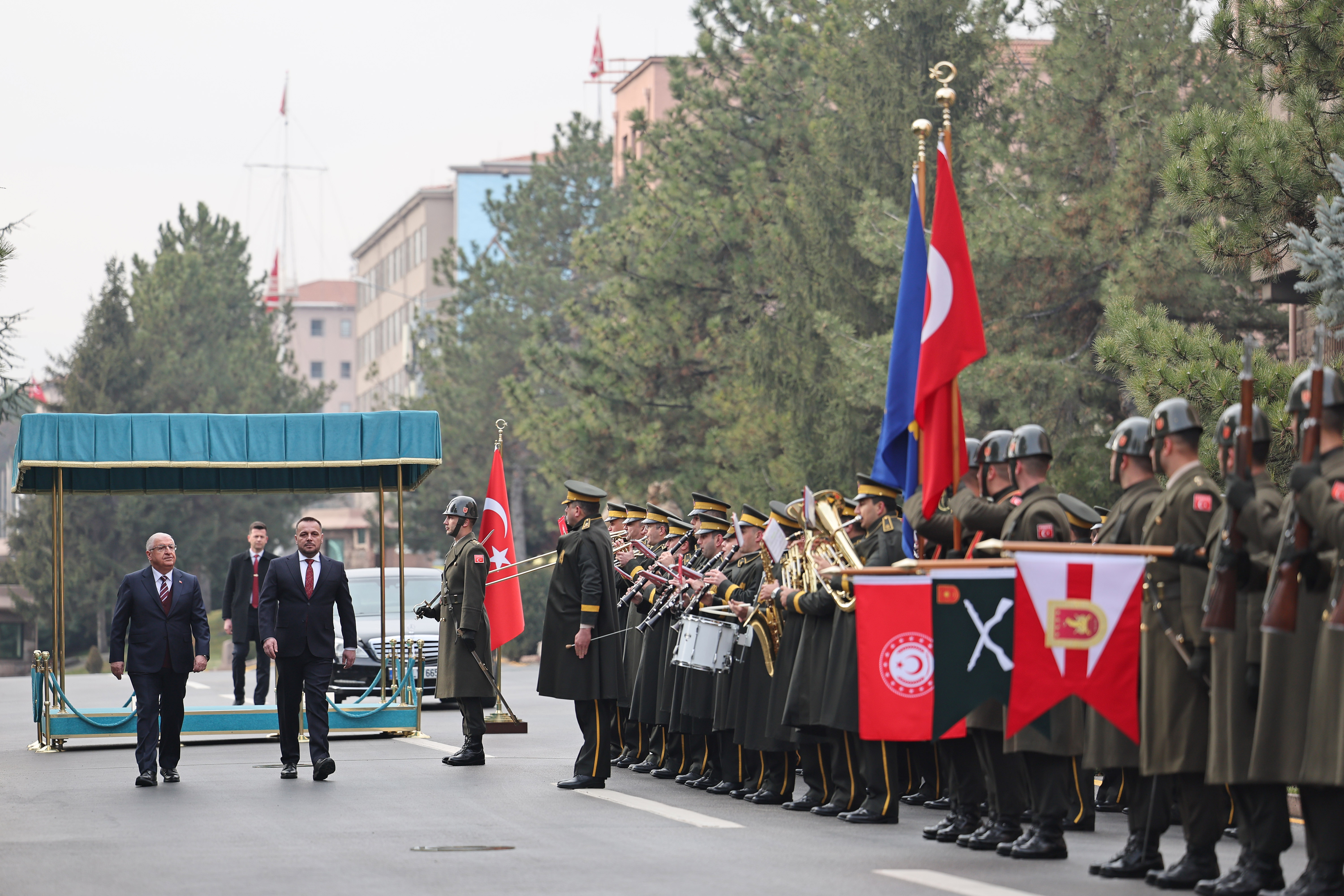 Bakan Güler, Kosova Savunma Bakanı Magedonci ile bir araya geldi