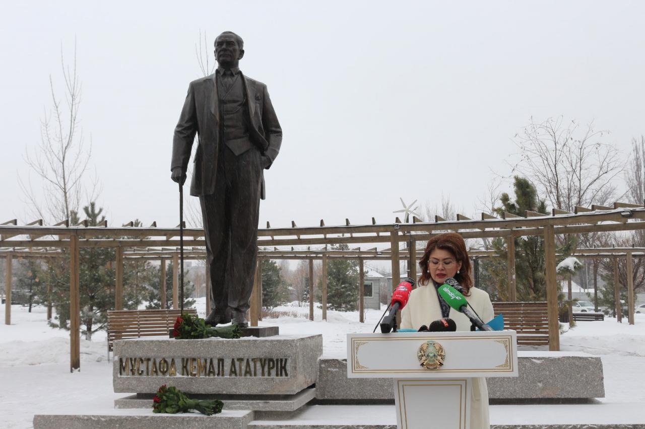 Kazakistan’ın Almatı şehrinde Atatürk heykeli törenle açıldı