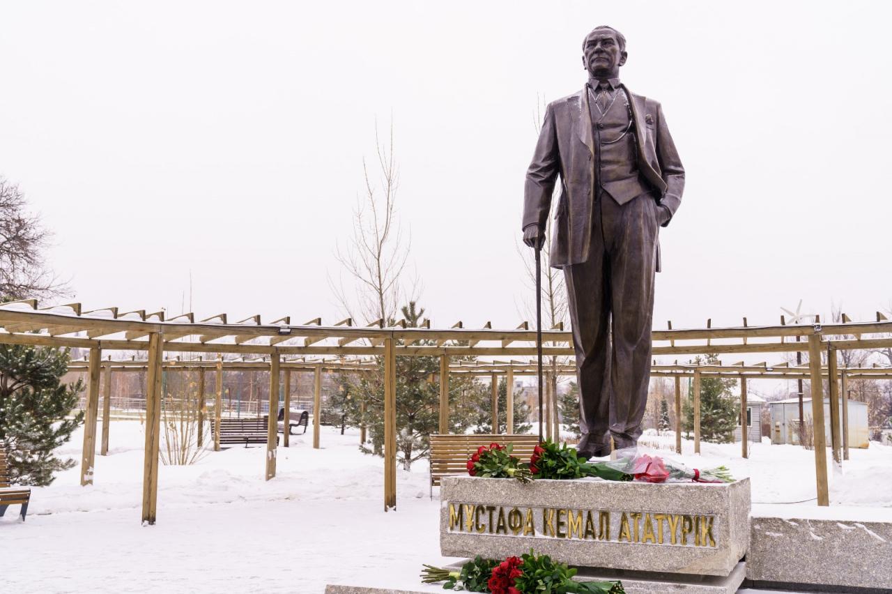 Kazakistan’ın Almatı şehrinde Atatürk heykeli törenle açıldı