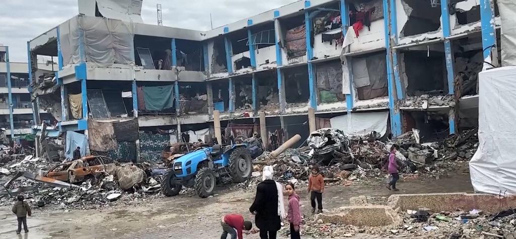 Yerlerinden edilen Filistinliler yıkılan binalara sığınıyor