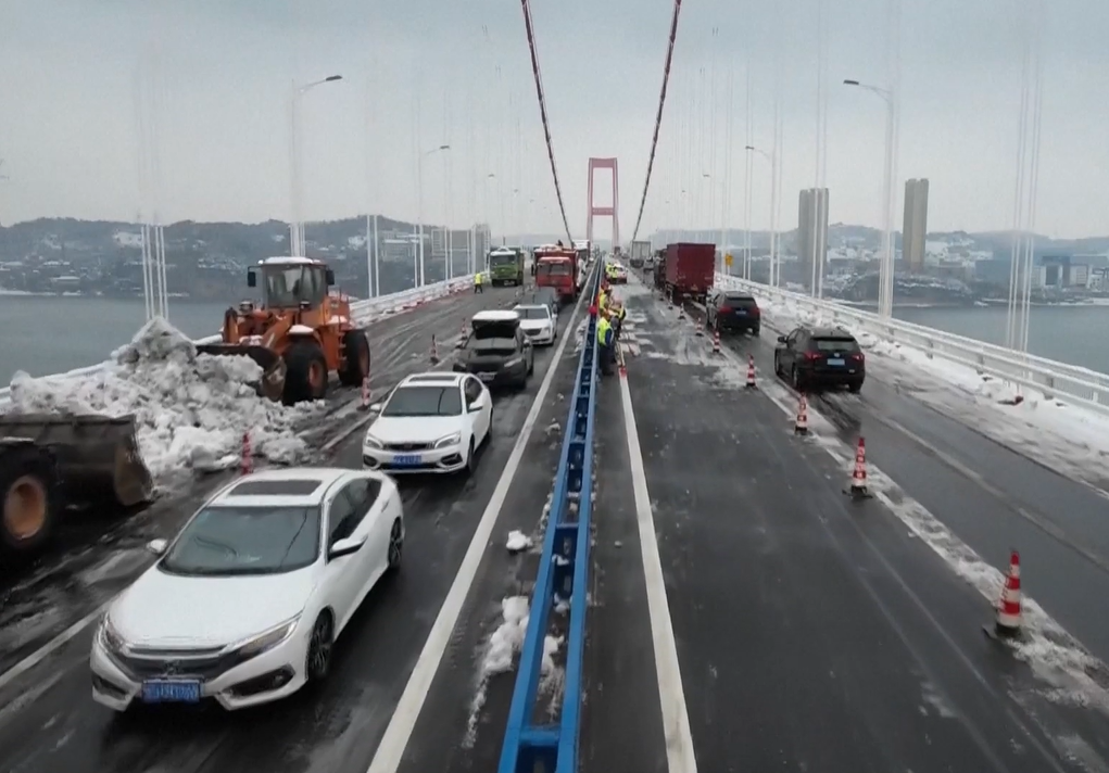 Hubei’de yoğun kar yağışı trafiği olumsuz etkiledi