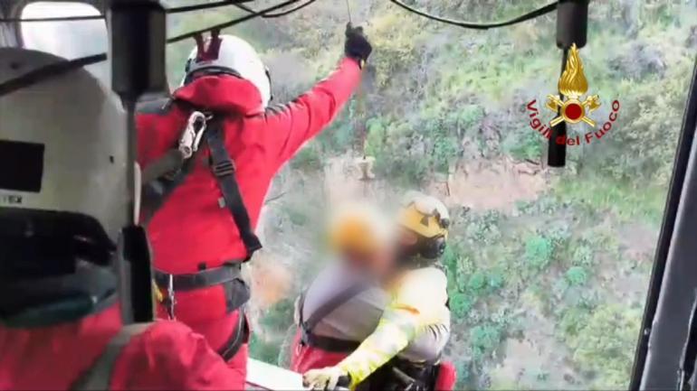 İtalya’da sarp yamaçta mahsur kalan dağcı helikopterle kurtarıldı