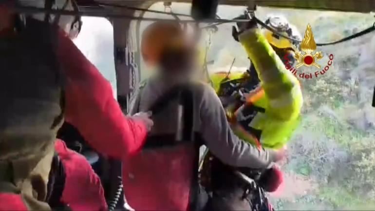 İtalya’da sarp yamaçta mahsur kalan dağcı helikopterle kurtarıldı