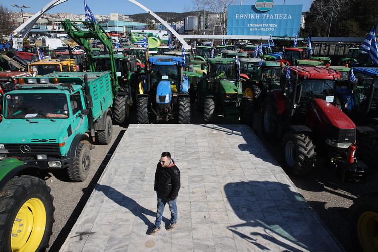 Yunanistan’da çiftçiler traktörleriyle eylem yaptı