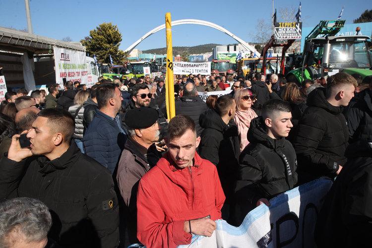 Yunanistan’da çiftçiler traktörleriyle eylem yaptı