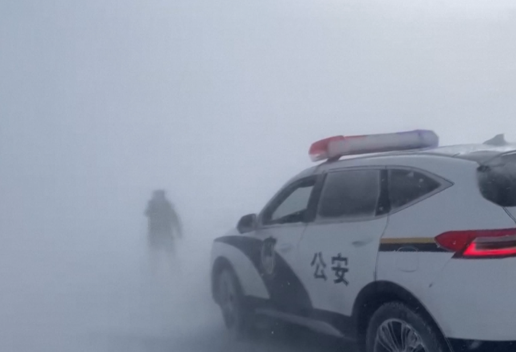 Çin’in kuzeybatısındaki kum fırtınaları ve kar yağışı trafiği olumsuz etkiliyor