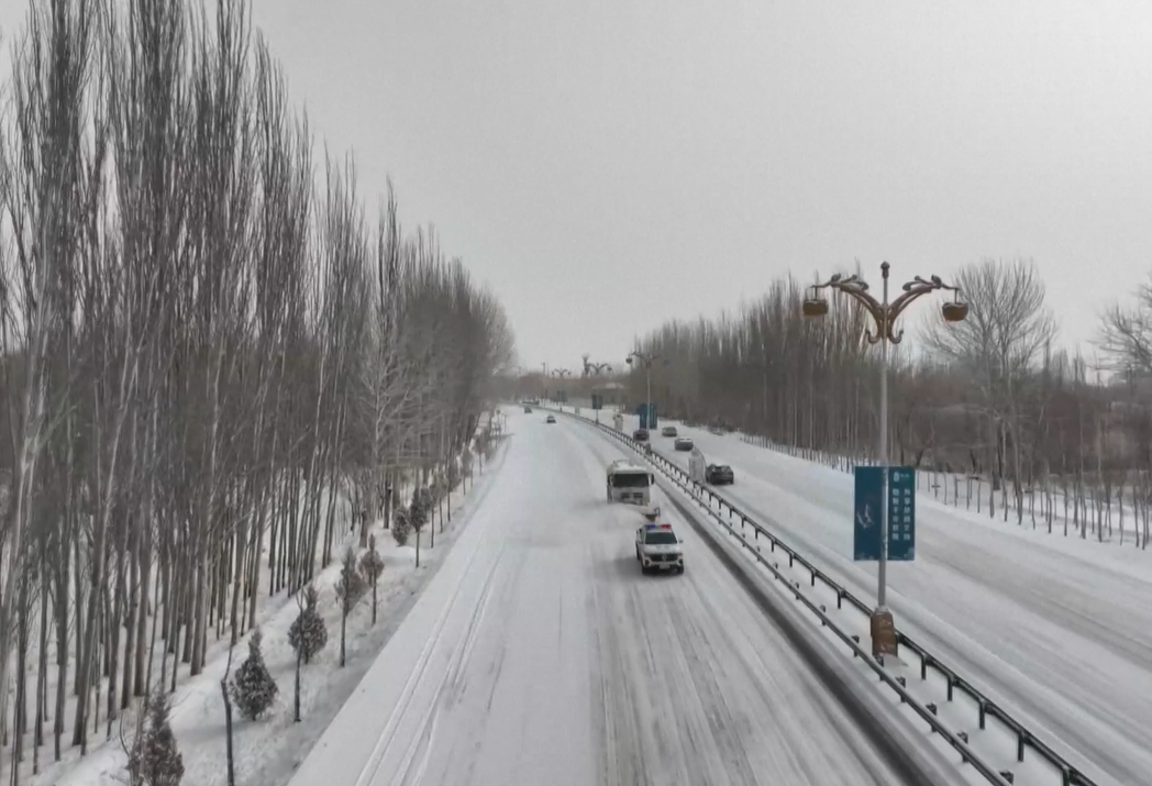 Çin’in kuzeybatısındaki kum fırtınaları ve kar yağışı trafiği olumsuz etkiliyor