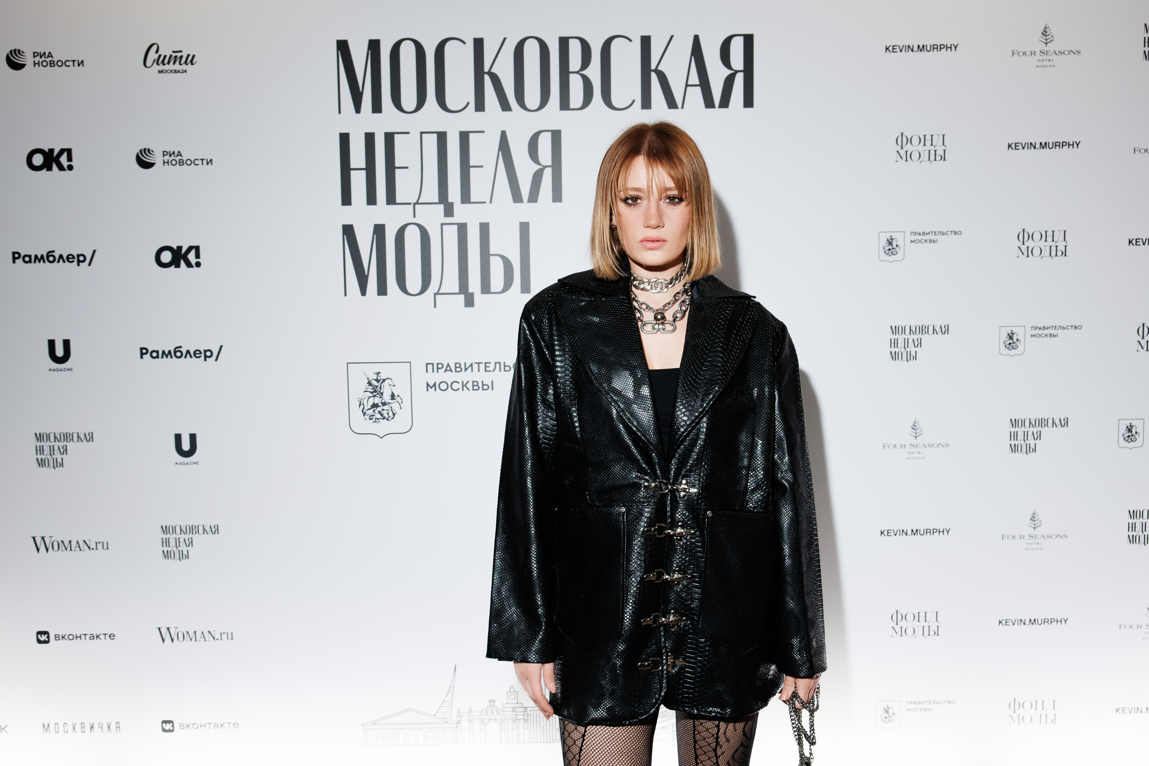 Gizem Karaca, moda dünyasının önemli etkinliklerinden Moscow Fashion Week’e katıldı!