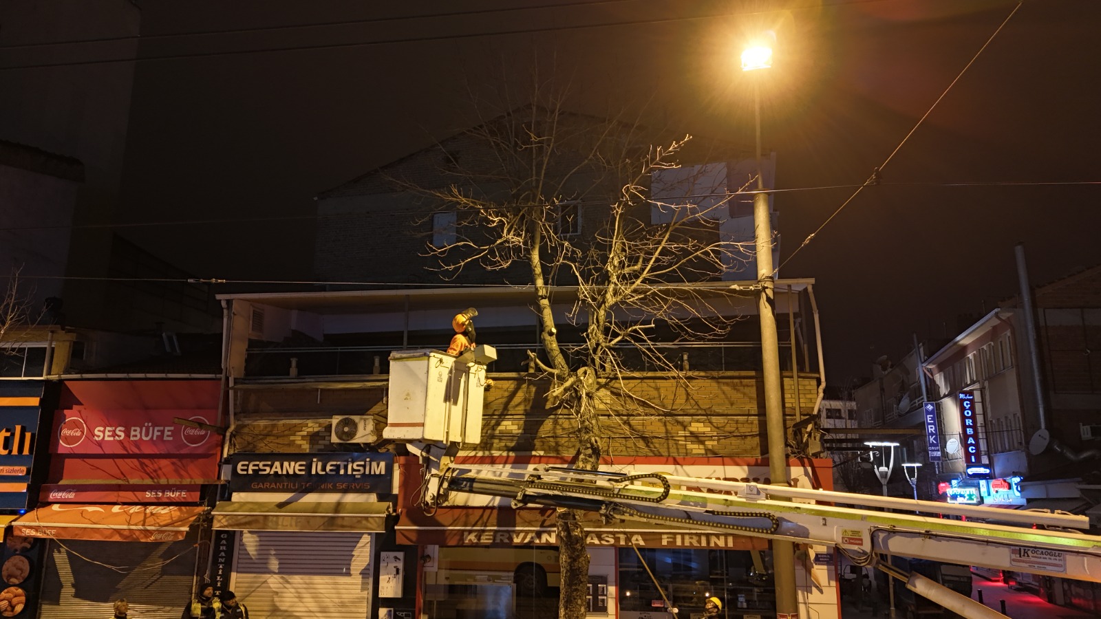Eskişehir’de tramvay hattına risk oluşturan ağaçlar budandı