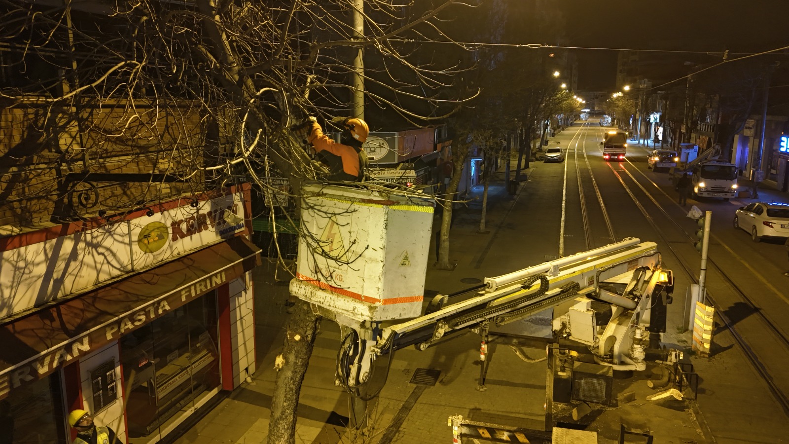 Eskişehir’de tramvay hattına risk oluşturan ağaçlar budandı