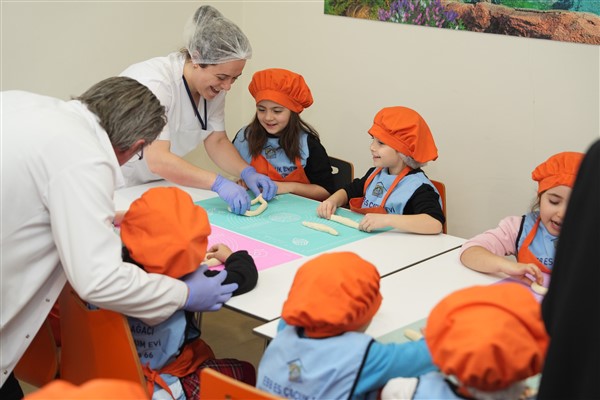 Eskişehir’de çocuklar Halk Ekmek Unlu Mamuller Fabrikası’nı ziyaret etti