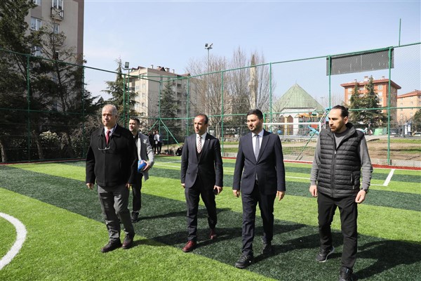 Kağıthane Belediyesi futbol sahalarını yeniliyor