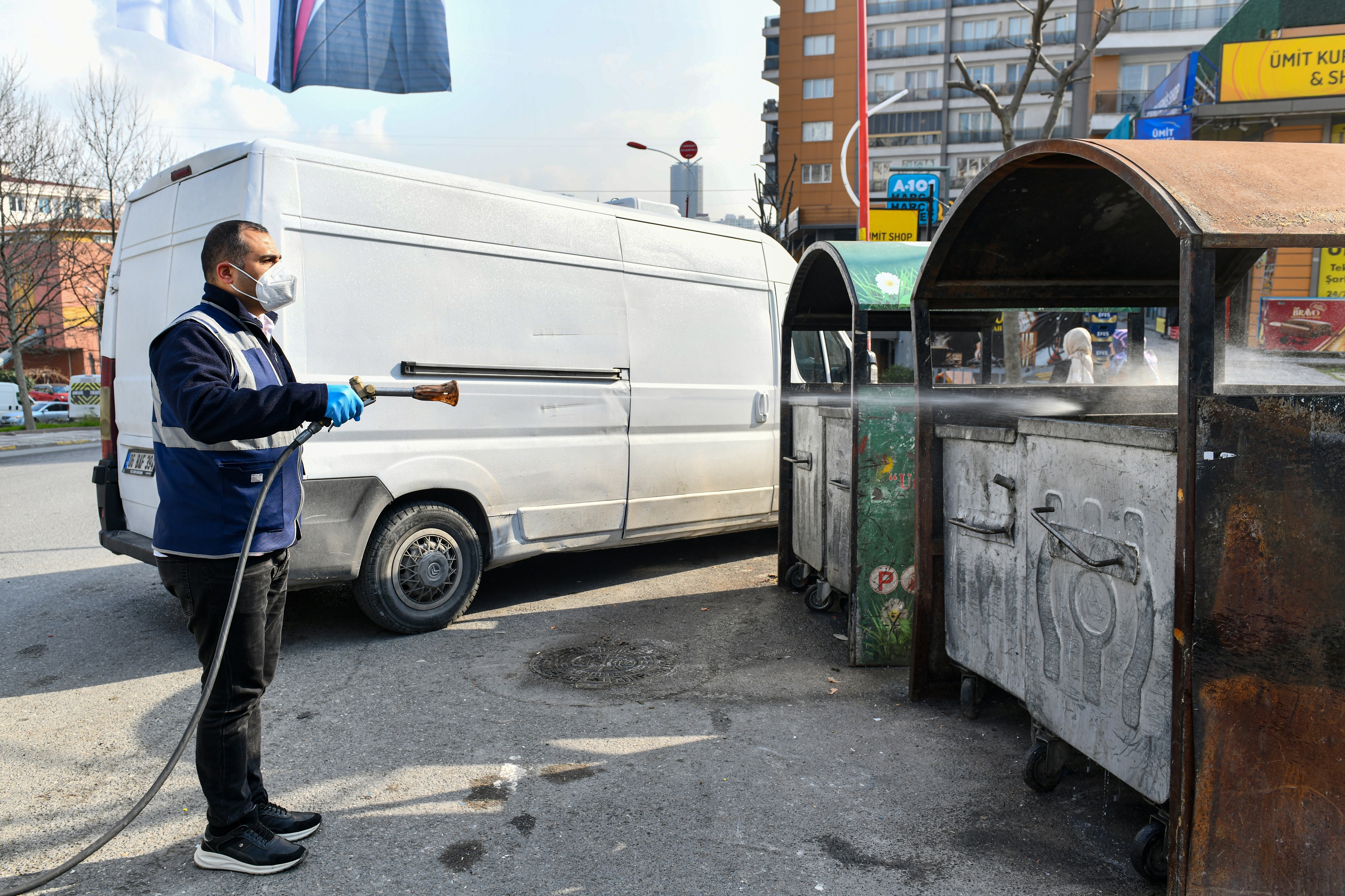 Esenyurt Belediyesi’nden haşerelere karşı ilaçlama çalışmaları