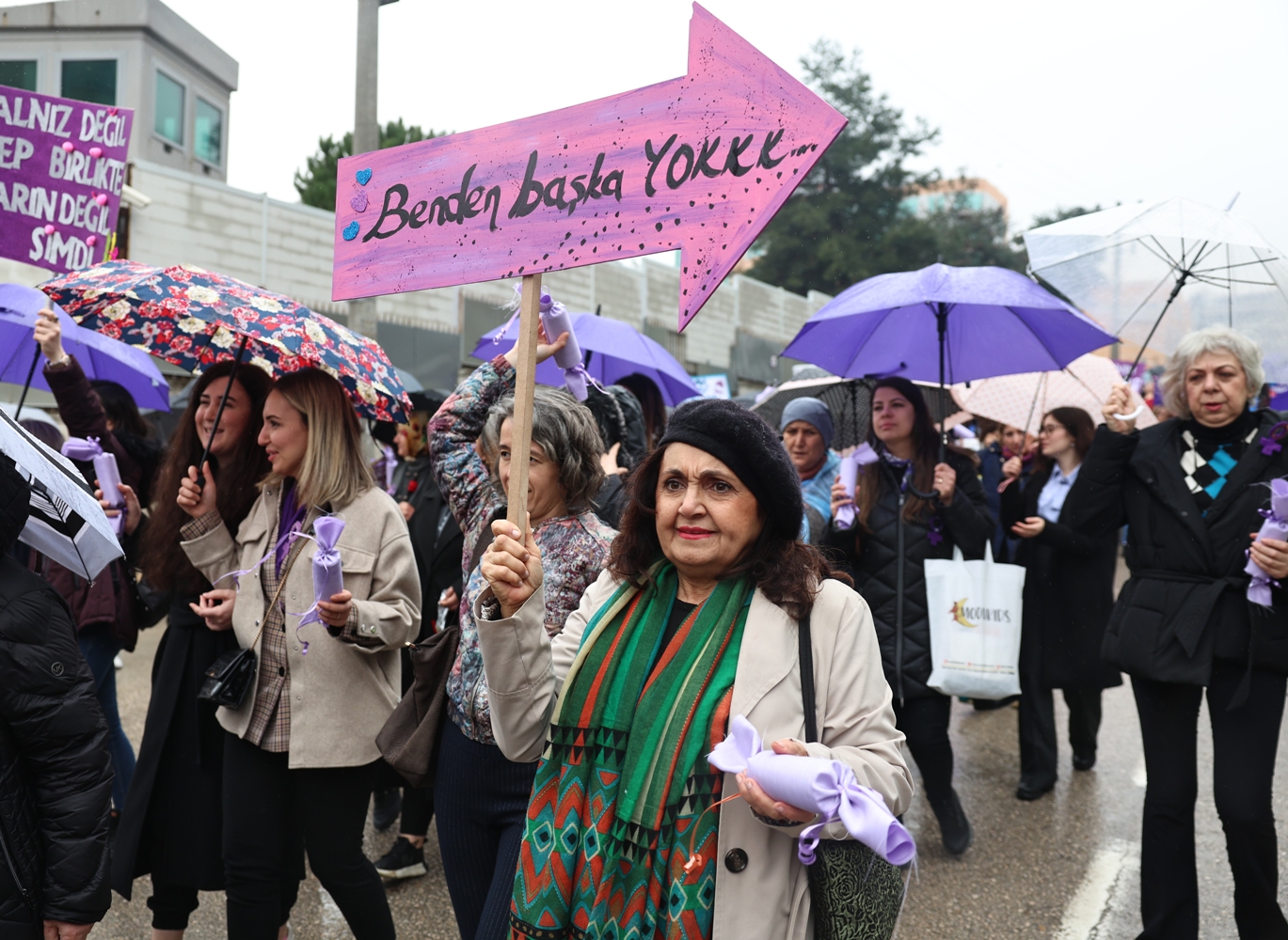 Nilüferli kadınlar 8 Mart’ta ‘Karanlığa İnat Güneşi Doğuracağız’ sloganıyla yürüdü