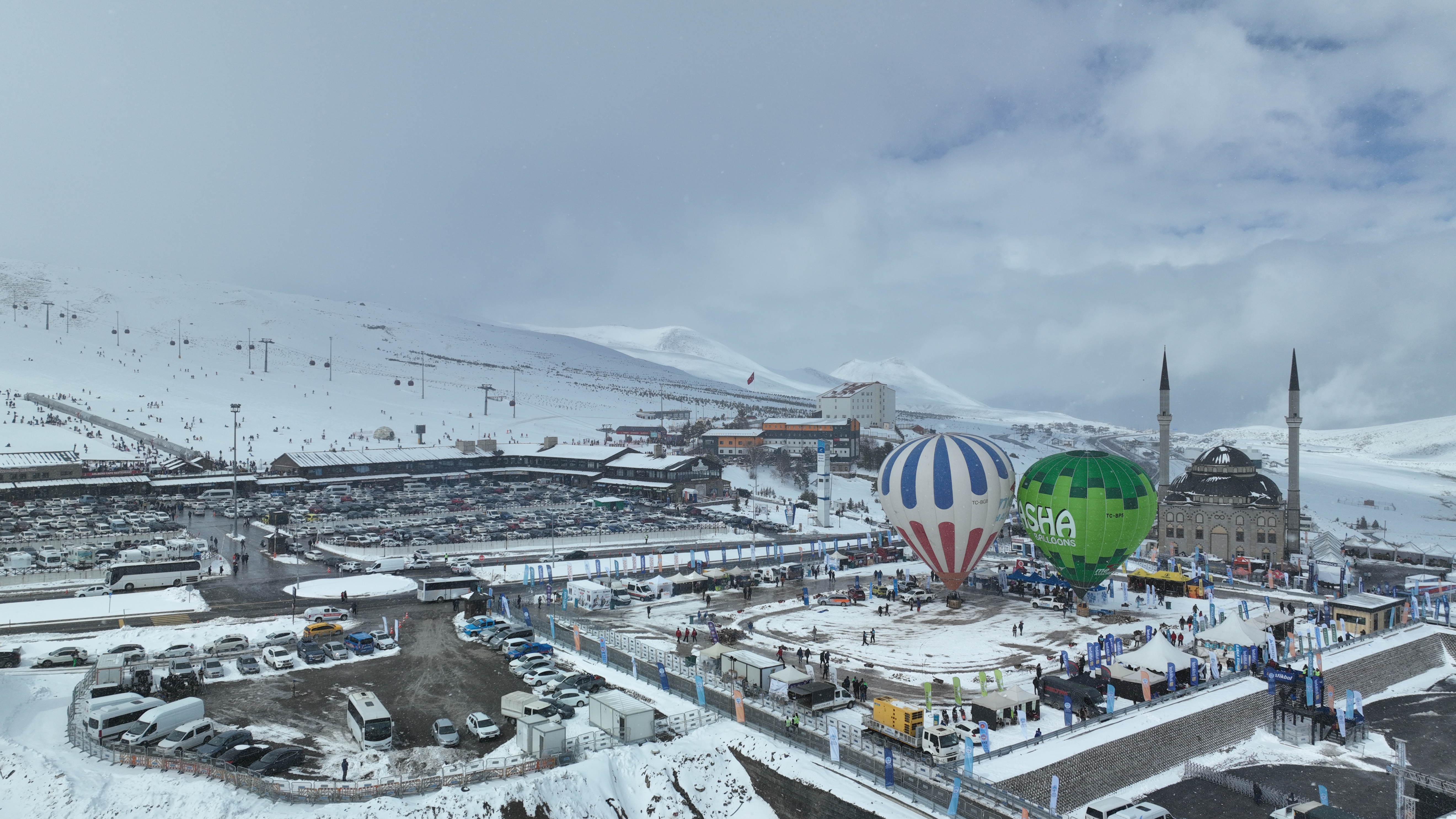 Erciyes KışFest etkinliğinde Ferhat Göçer sahne aldı