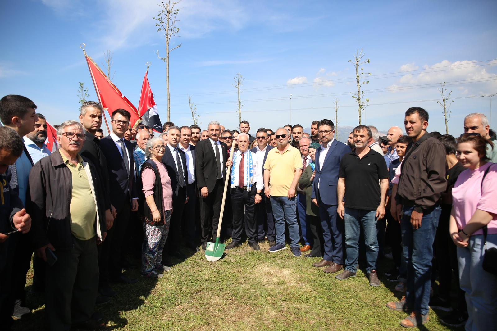 Başkan Bozbey vatandaşlarla birlikte 100 çınar ağacı fidanı ekti