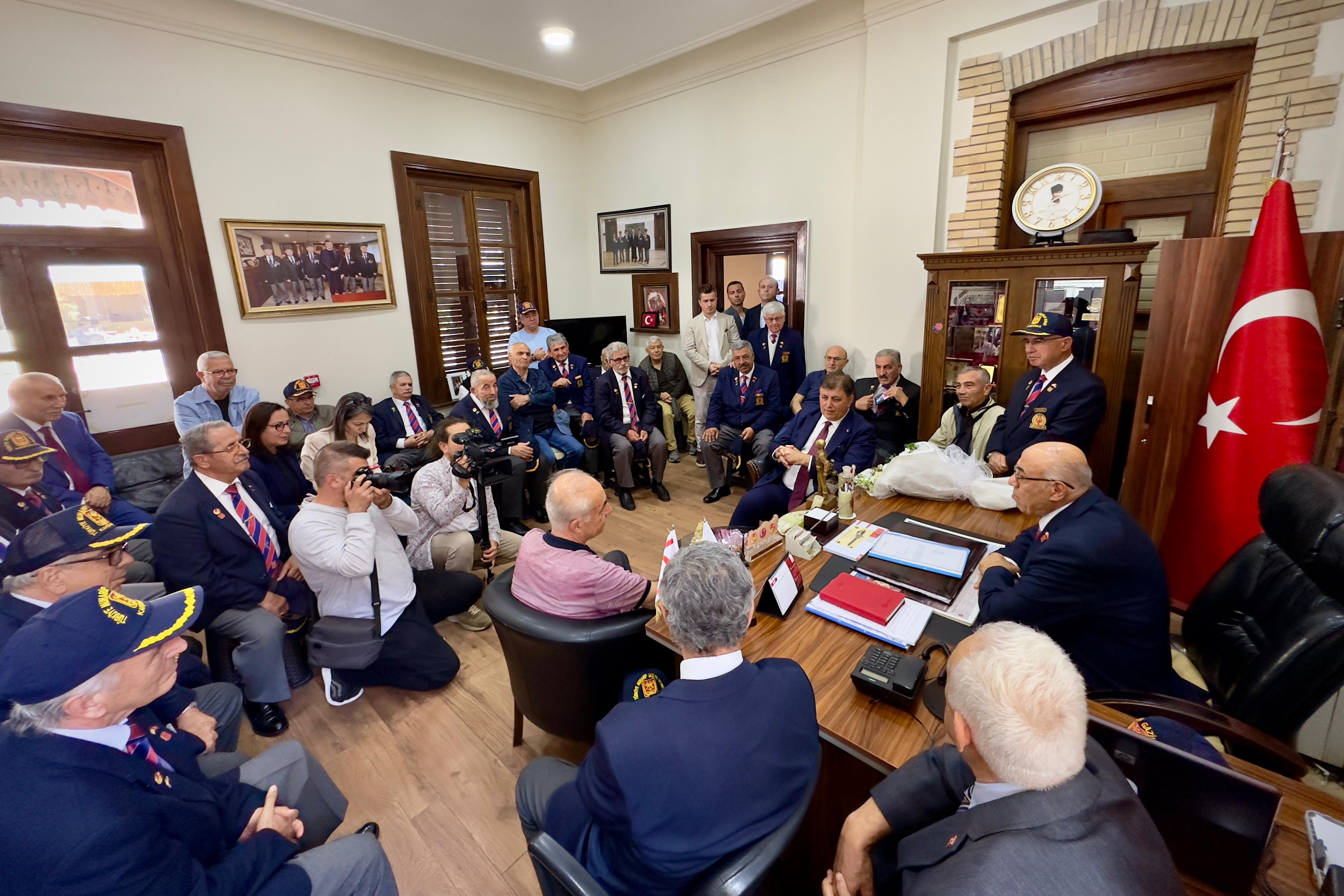 İzmir Büyükşehir Belediye Başkanı Tugay’dan gazilere ziyaret