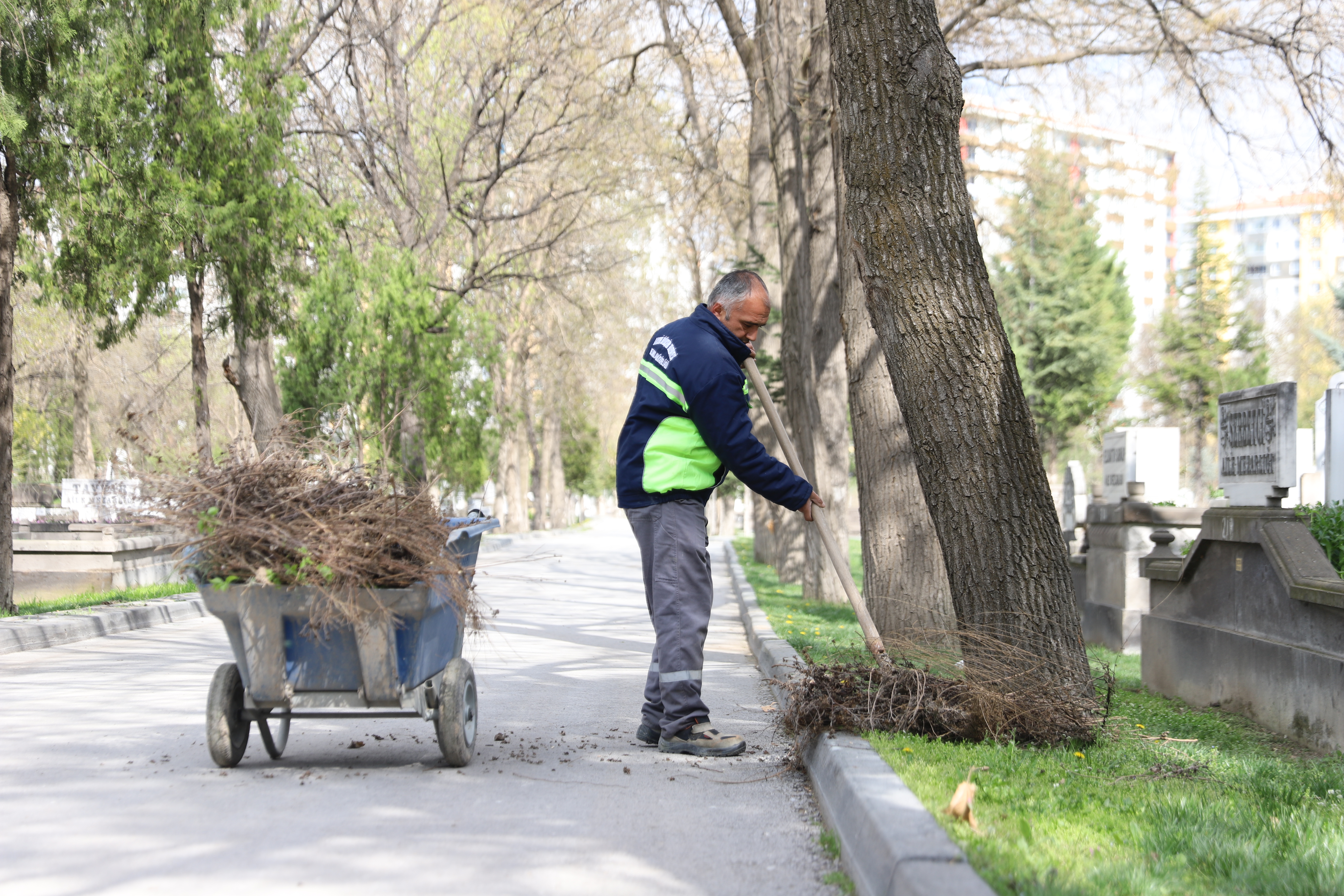 Kayseri’deki mezarlıklarda temizlik, bakım ve onarım çalışması