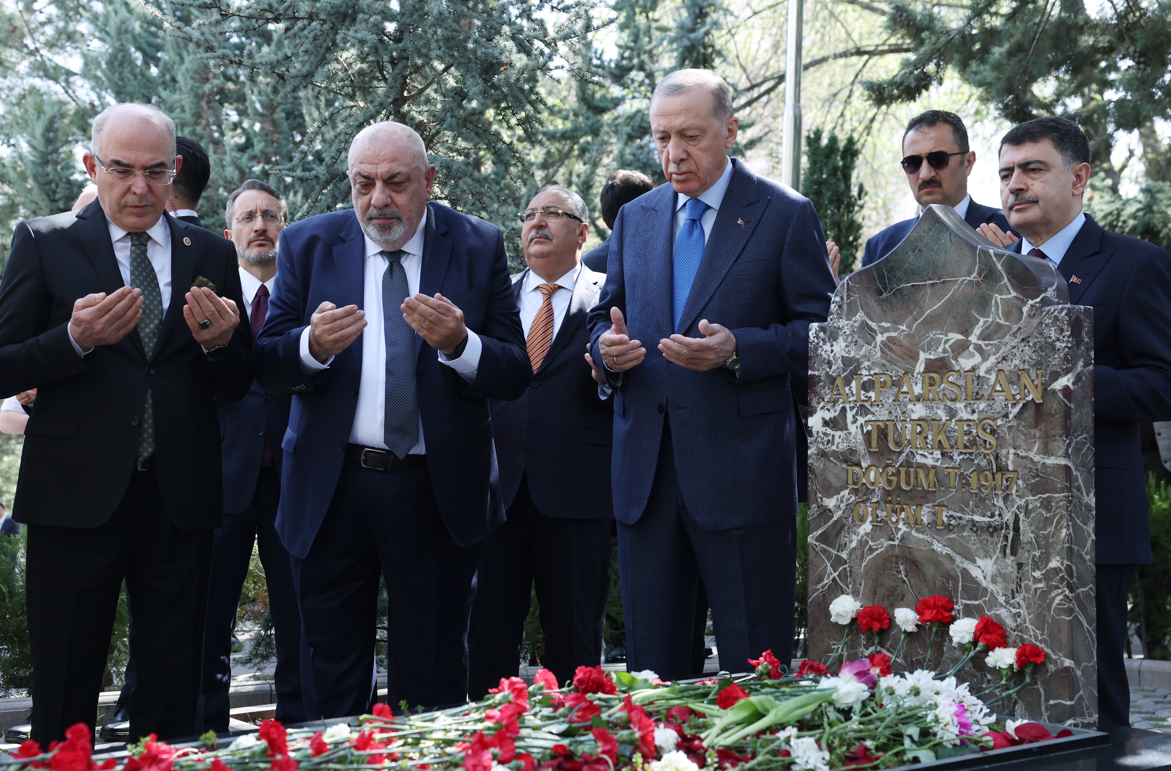 Cumhurbaşkanı Erdoğan, Alparslan Türkeş’in mezarını ziyaret etti