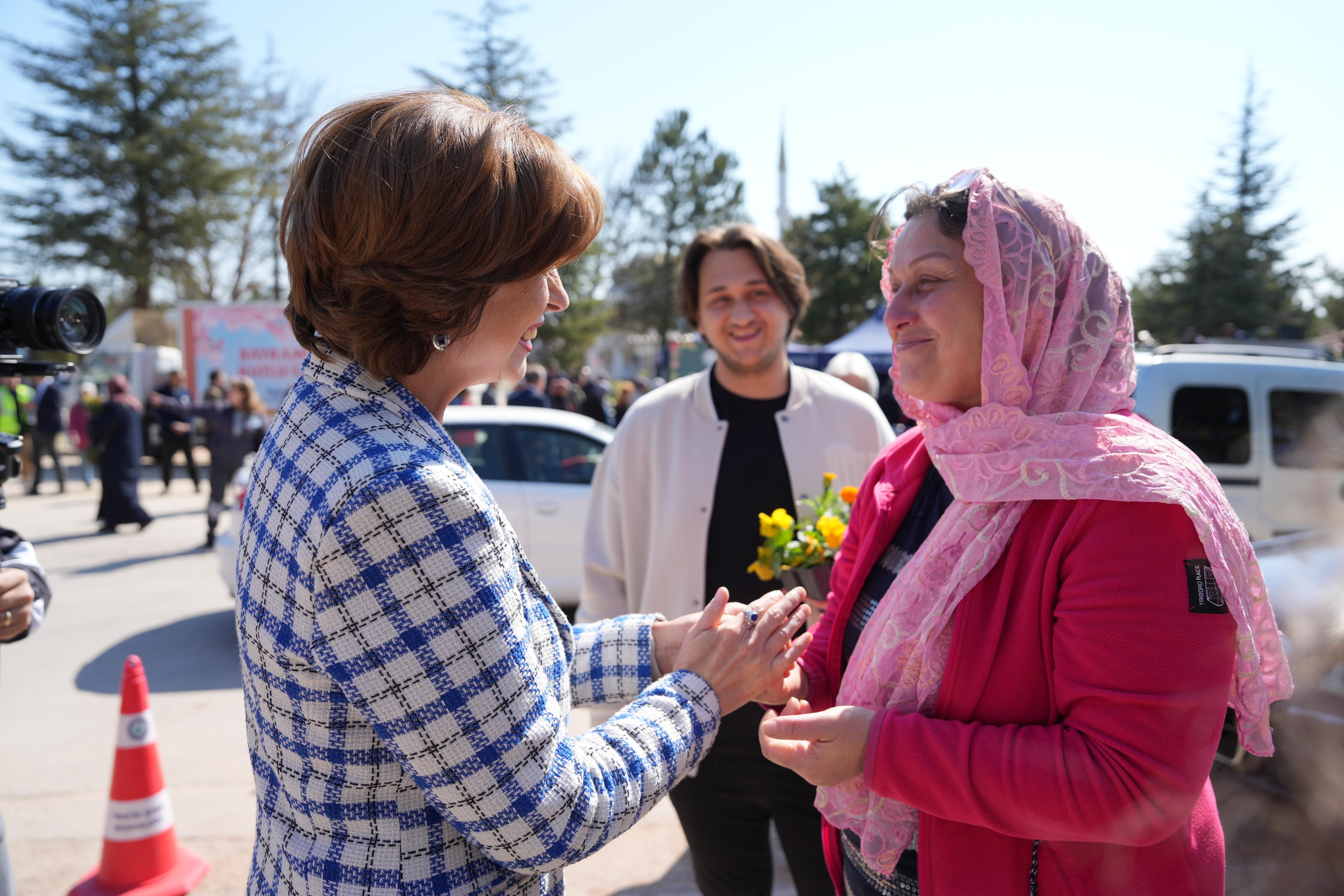 Başkan Ünlüce, personelle birlikte çiçek dağıttı