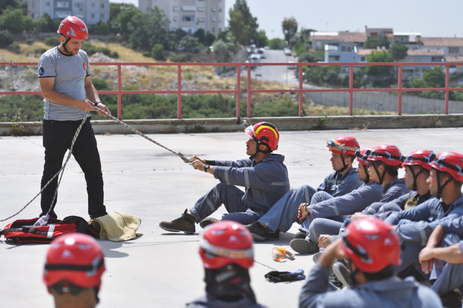 İzmir’in genç itfaiyecileri eğitimlerle göreve hazırlanıyor