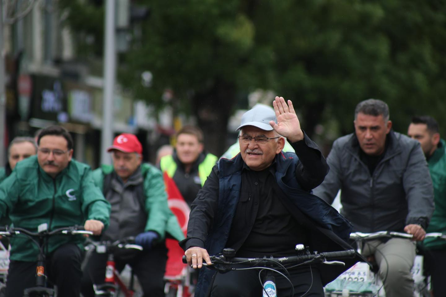 Başkan Büyükkılıç, 11. Yeşilay Bisiklet Turu’nda bisikletseverlerle bir araya geldi