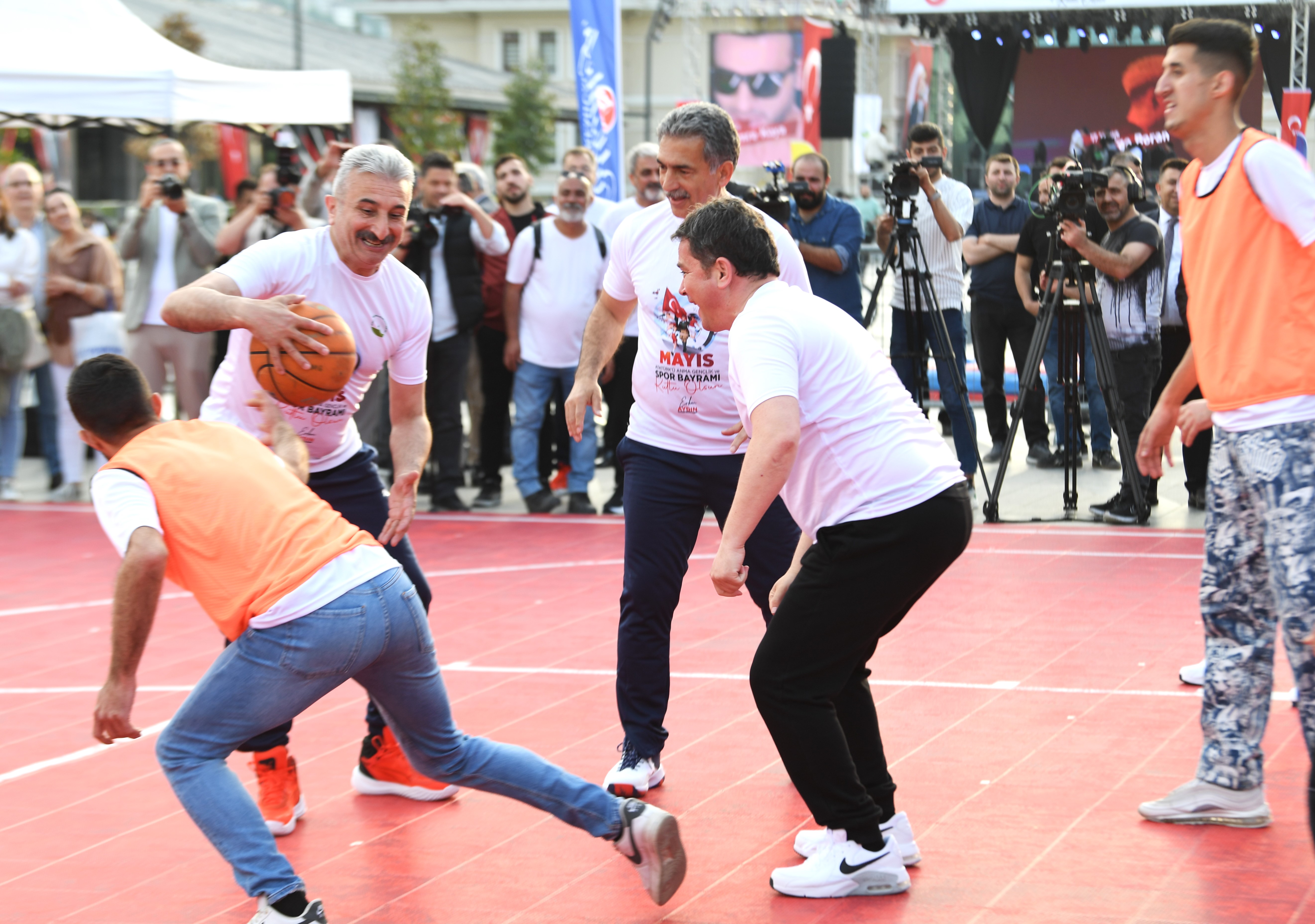 Osmangazi’de 3×3 Atatürk ve Gençlik Sokak Basketbolu Turnuvası düzenlendi