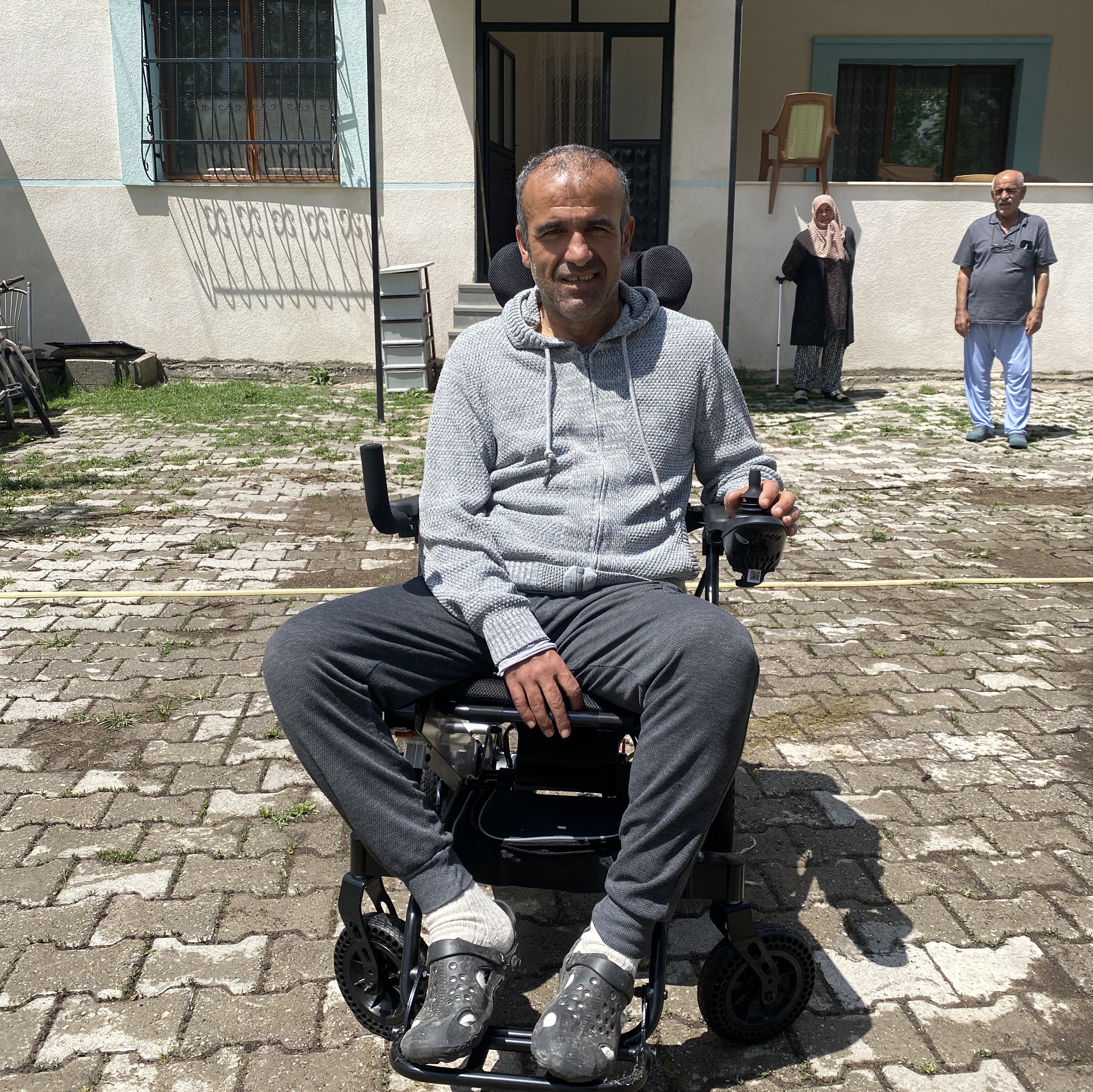 Başkan Büyükkılıç’tan akülü tekerlekli sandalye yardımı