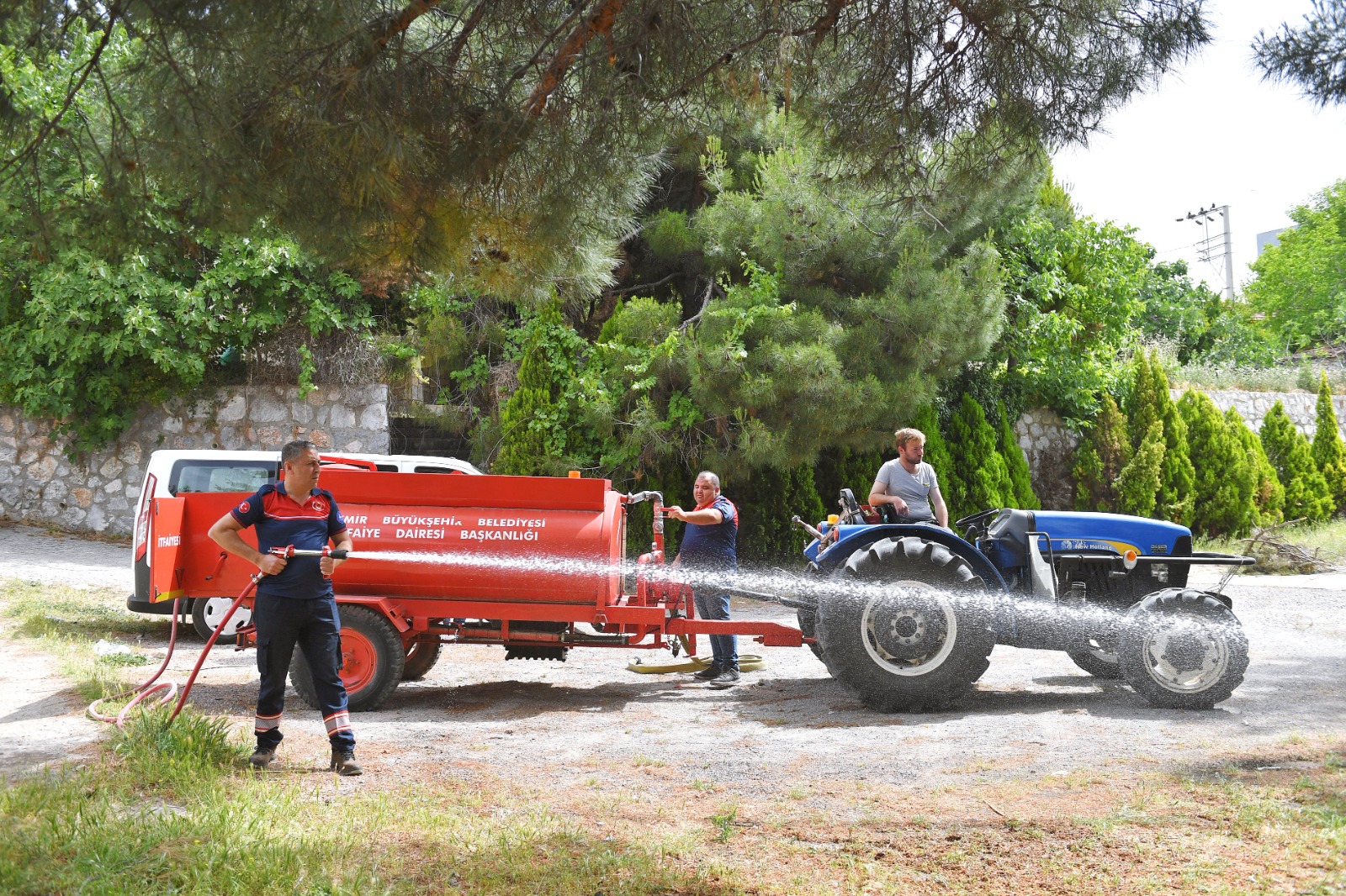 İzmir’deki köylere 338 su tankeri dağıtıldı