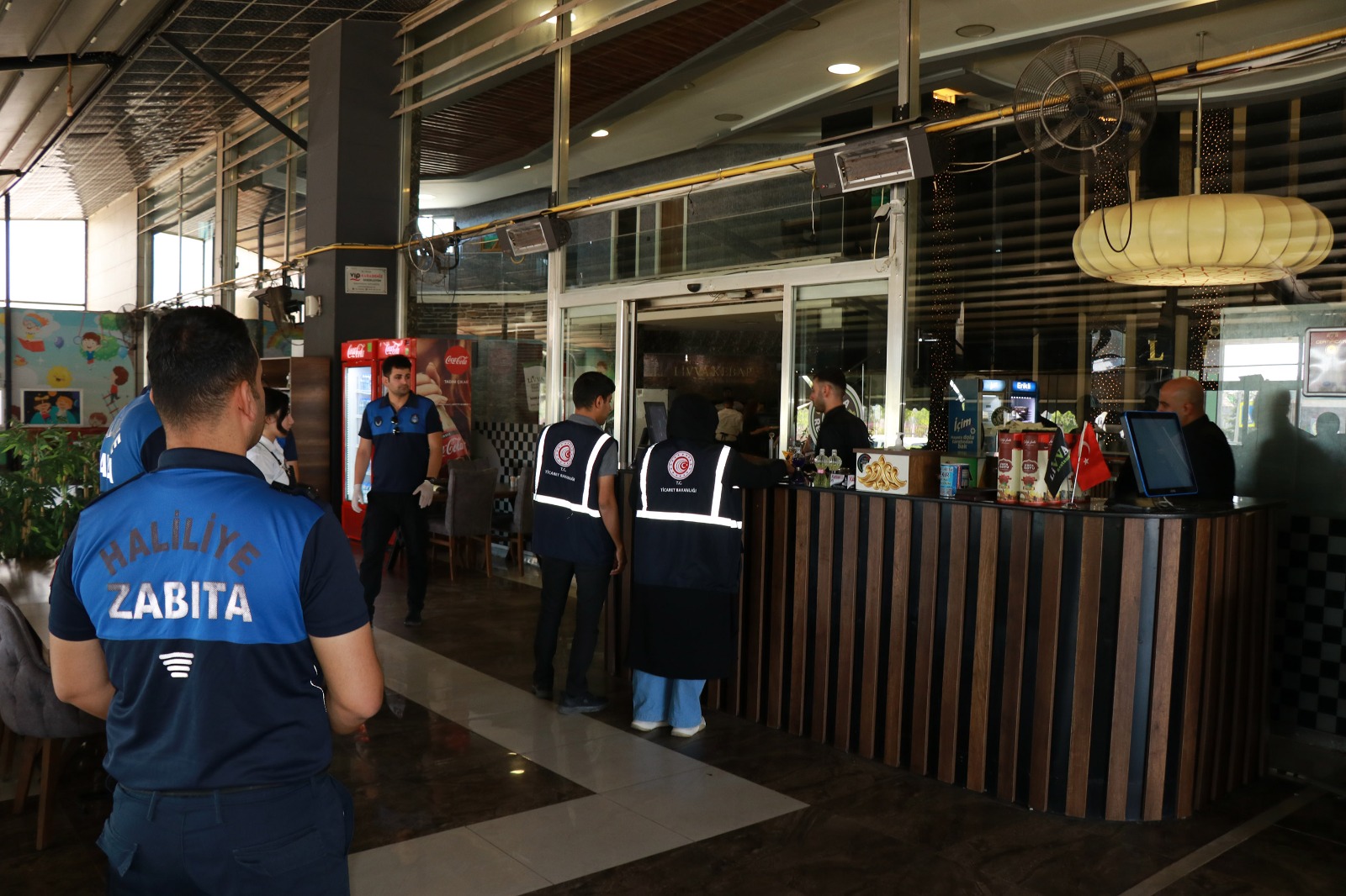 Haliliye’de market ve restoranlarda denetim yapıldı