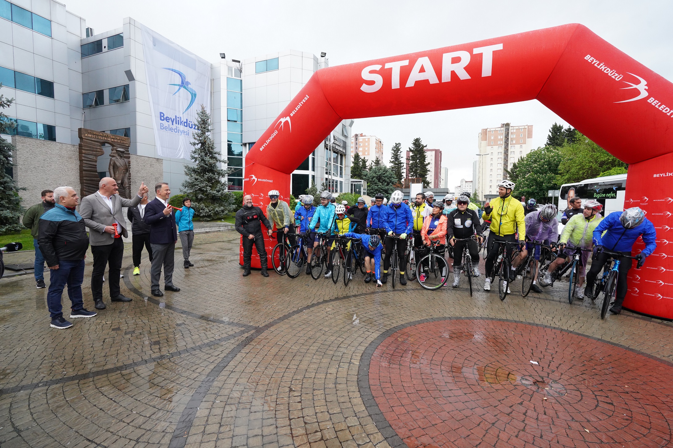 Lisanslı sporcular Çanakkale şehitleri için pedal çeviriyor