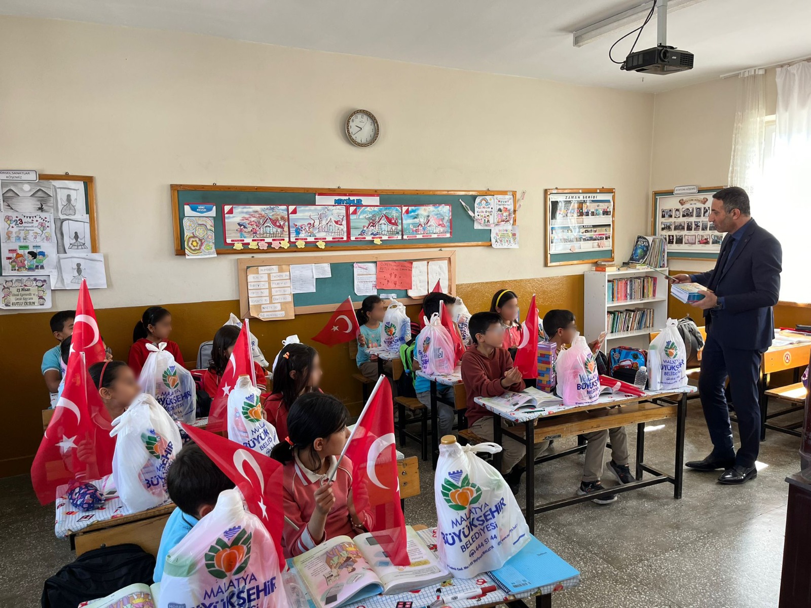 Malatya Büyükşehir Belediyesi’nden köy okullarındaki öğrencilere destek
