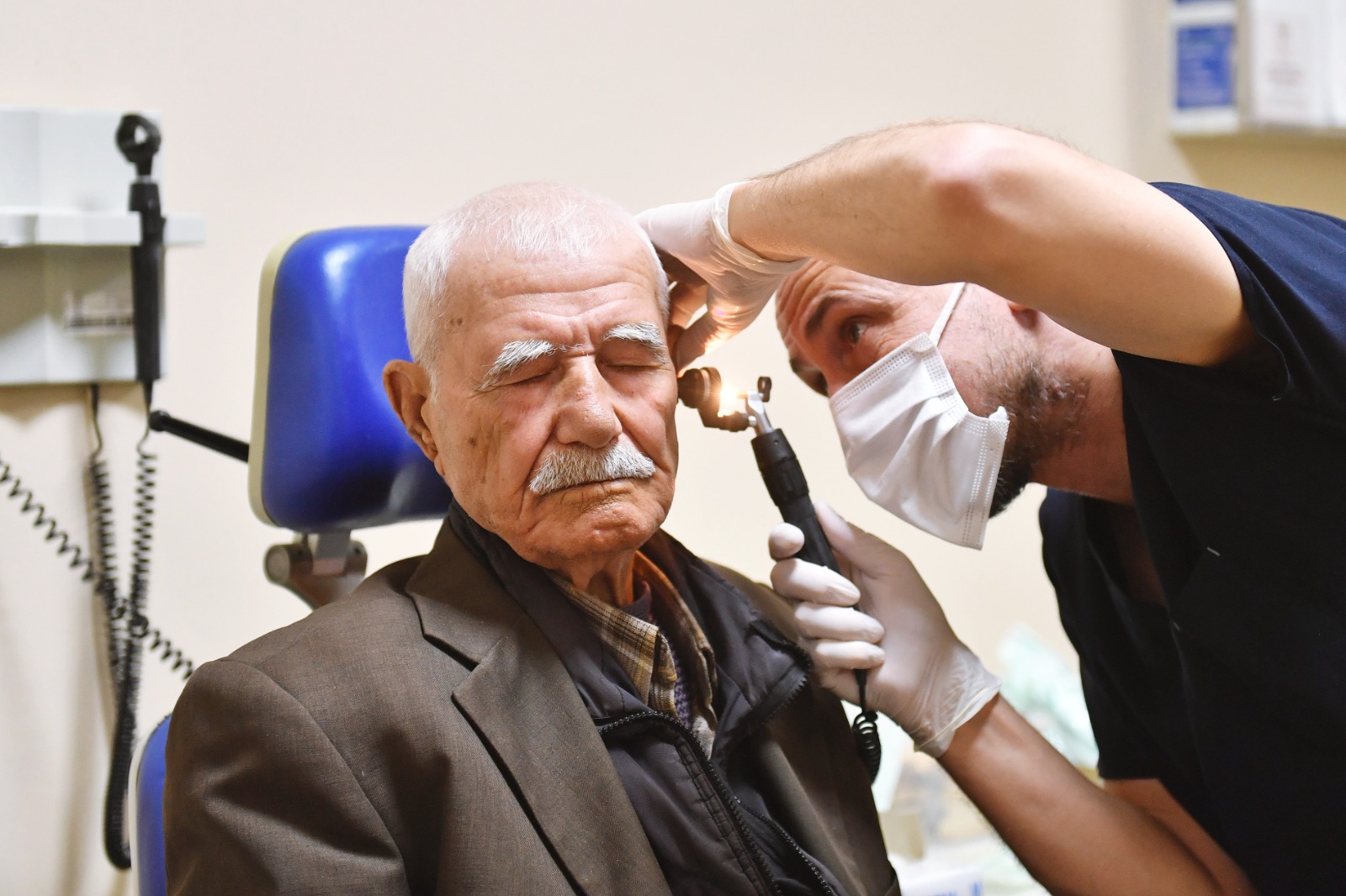 İzmir’de duyma problemi yaşayan hastanın tedavi işlemleri sürüyor