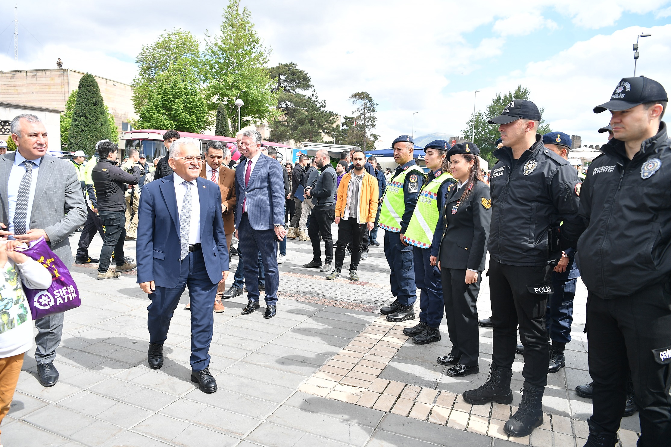 Başkan Büyükkılıç, Vali Çiçek ile emniyet’e alınan araçların teslim törenine katıldı