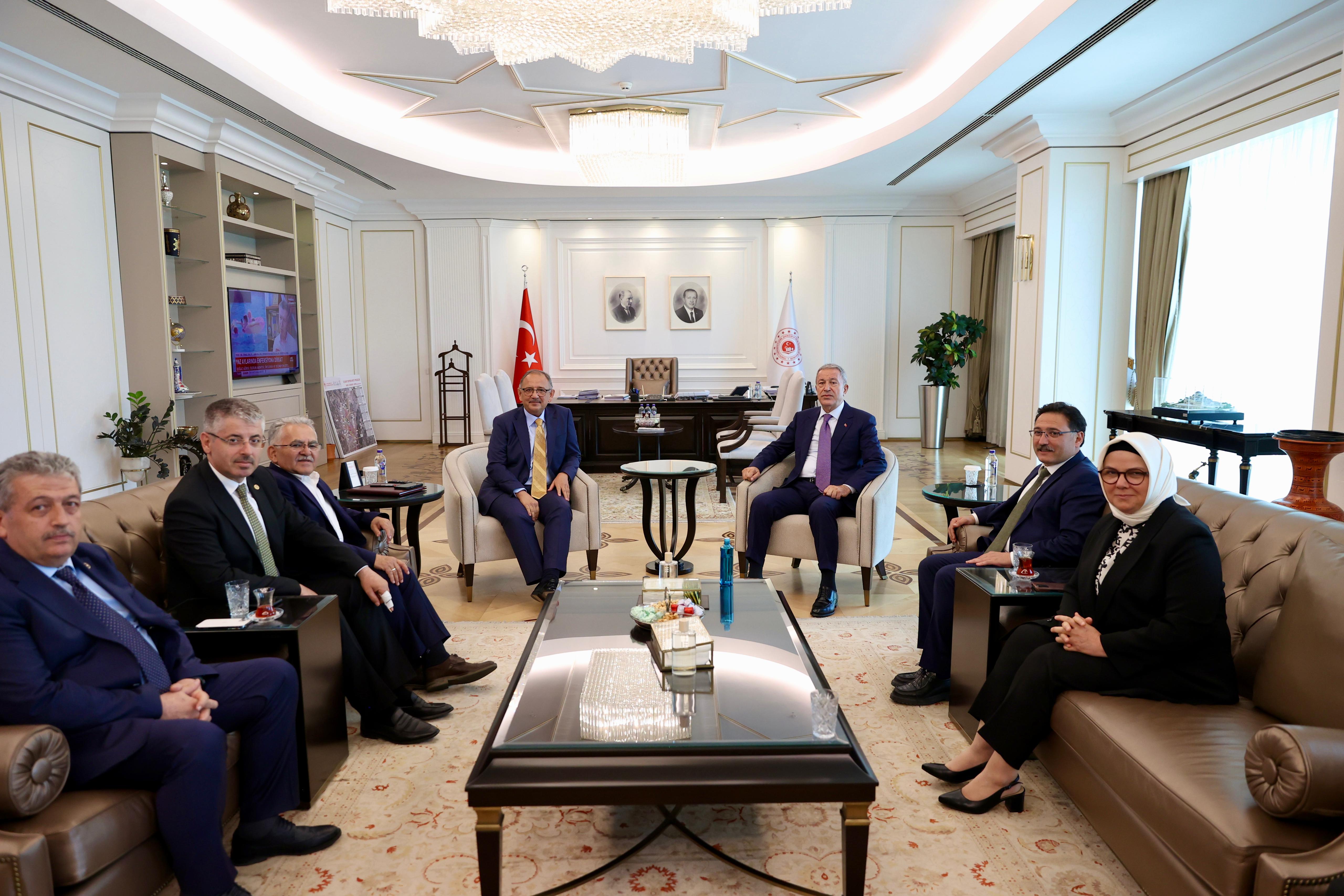 Başkan Büyükkılıç, Bakan Özhaseki ve Bakan Ersoy’u ziyaret etti