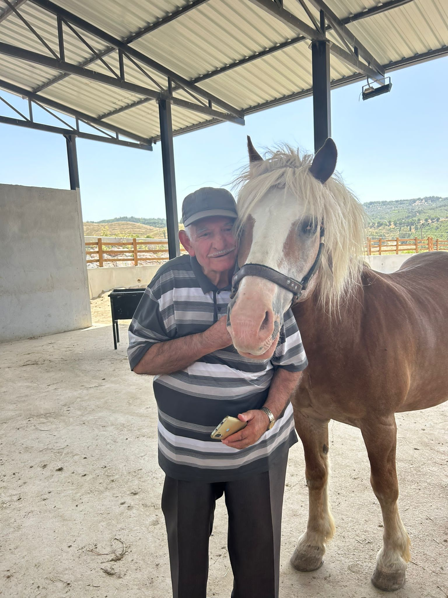 İzmir’de huzurevi sakininden sahipsiz kediler için mama bağışı